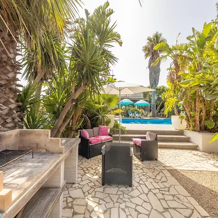 Luxurious Coastal In Villa *